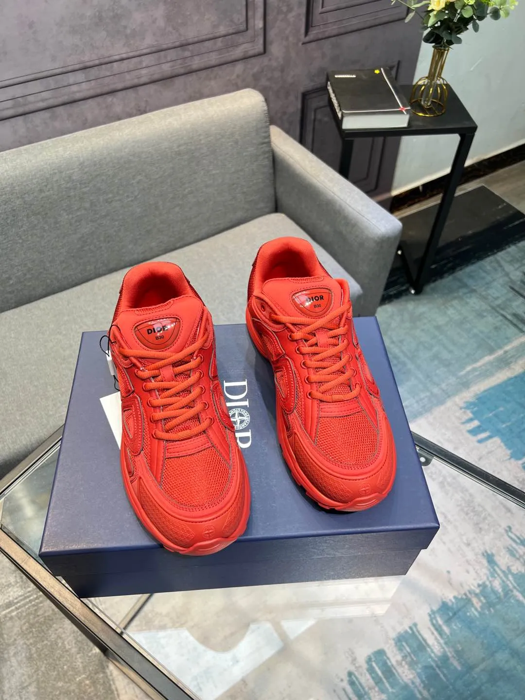 Men's shoes 💰600 high version joint model 🍸 Dior Dior The Island co-branded B30 sneakers follow the trend of the retro market and are Dad Shoes style shoes. The Dior logo on the tongue also indicates that this pair of shoes is the B30 model! B30 uses fine-textured leather and mesh cloth materials to form a shoe body. There are conspicuous letters CD on both sides of the shoe body to indicate the identity. Many lines on the shoe body outline the details, making the shoes look less monotonous and full of retro flavor. ♺ Upper: Original customized technical fabric + mesh ♺ Inner lining: Original customized breathable lining ♺ Outsole: Original molded IP foam + TPU outsole ♺ Heel height: 3.5cm ♺Code number: 39-44 (45 46 customized)